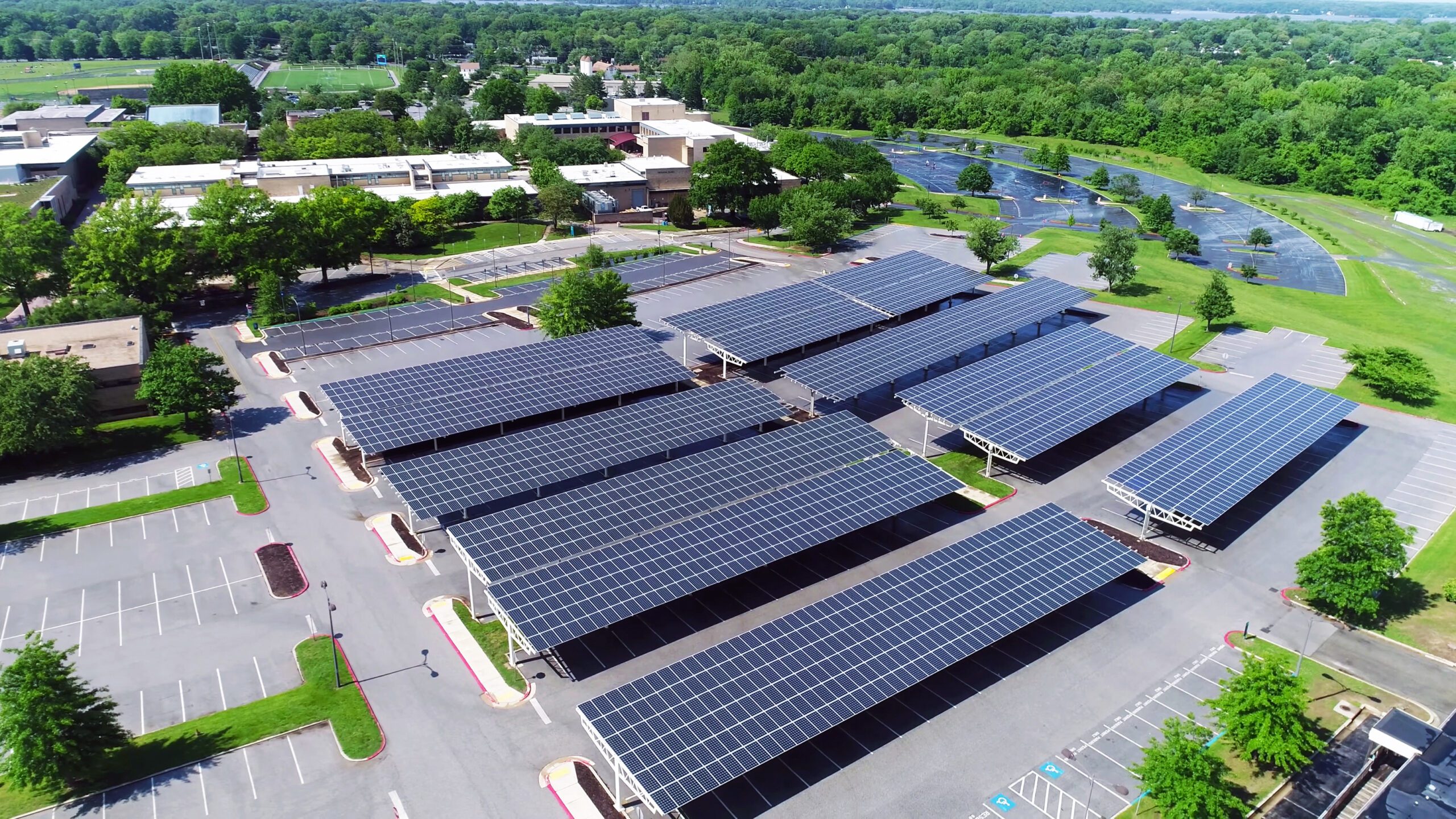 découvrez les ombrières photovoltaïques, une solution innovante alliant protection et production d'énergie renouvelable. transformez vos espaces de stationnement en zones durables tout en réduisant votre empreinte carbone. informez-vous sur les avantages écologiques et économiques des ombrières solaires.