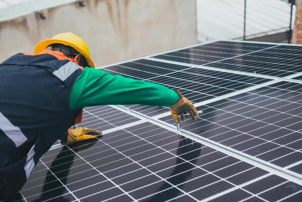 découvrez l'importance de l'orientation des panneaux solaires pour optimiser leur rendement. apprenez les meilleures pratiques d'installation et comment maximiser la capture de la lumière solaire pour produire une énergie propre et durable chez vous.