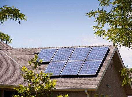 découvrez comment les panneaux solaires peuvent devenir une solution rentable pour réduire vos factures d'électricité et limiter votre empreinte carbone. informez-vous sur les avantages financiers, les subventions disponibles et les économies à long terme grâce aux énergies renouvelables.