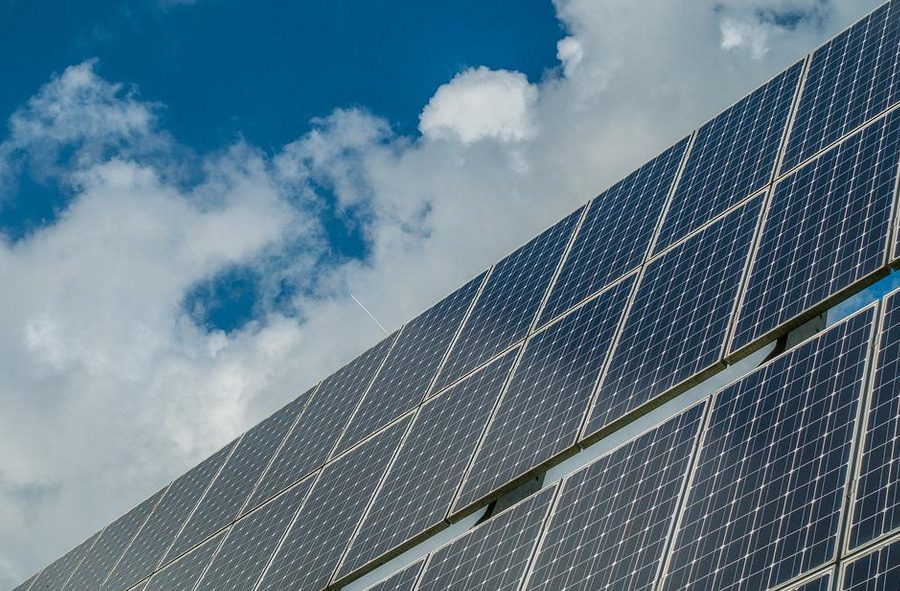 découvrez comment les panneaux solaires peuvent devenir une solution rentable pour réduire vos factures d'énergie tout en contribuant à la protection de l'environnement. informations sur l'installation, les subventions et les bénéfices à long terme.