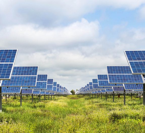 découvrez comment le photovoltaïque agricole en france révolutionne le secteur de l'agriculture. optimisez vos rendements tout en respectant l'environnement grâce à des solutions énergétiques durables et accessibles. explorez les avantages économiques et écologiques de l'énergie solaire appliquée à l'agriculture.