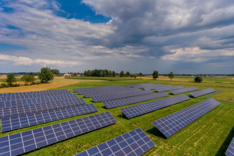 découvrez comment l'énergie photovoltaïque transforme le secteur agricole en offrant une solution durable et économique. explorez les avantages de l'intégration de panneaux solaires sur les exploitations agricoles pour une production énergétique verte et une réduction des coûts.