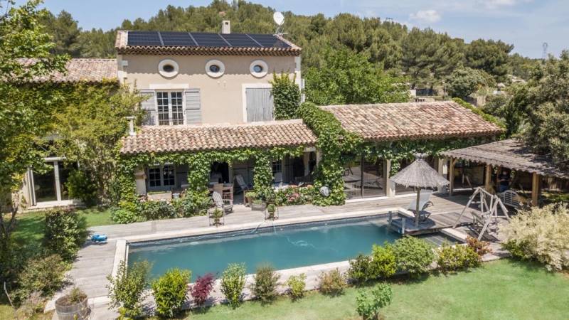 découvrez notre piscine solaire dans un hangar, alliant efficacité énergétique et confort. profitez d'une expérience de baignade exceptionnelle tout en préservant l'environnement avec une solution de chauffage naturelle et économique.