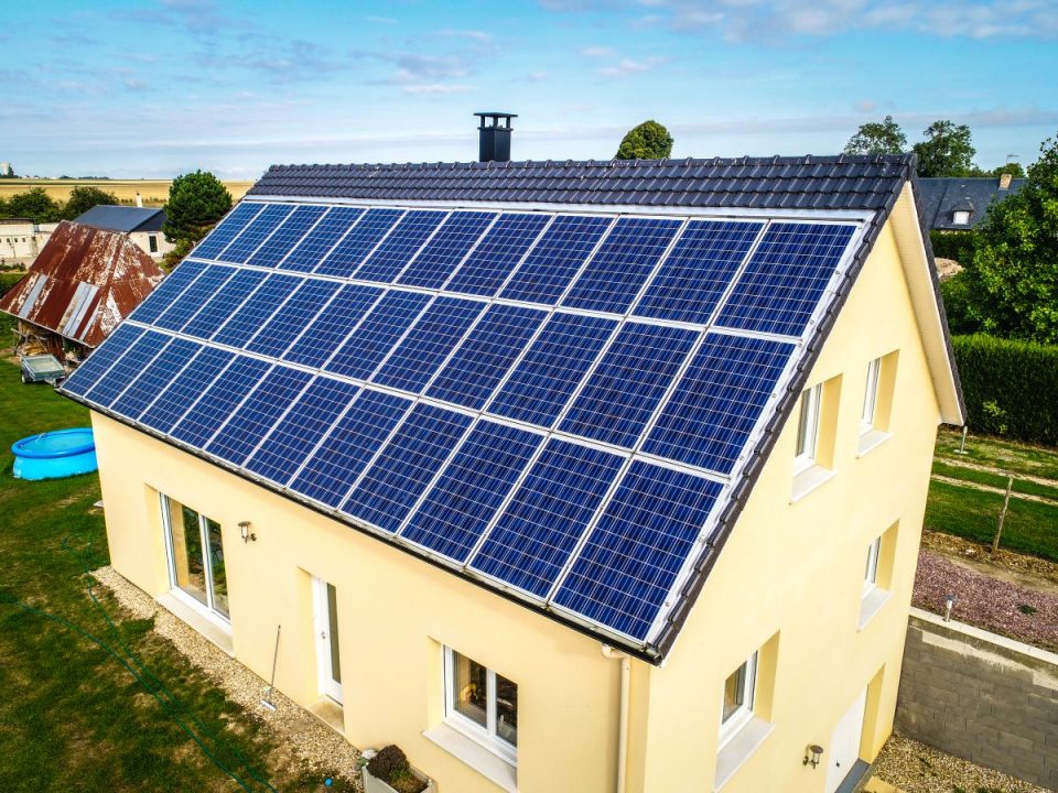 découvrez les prix des toitures photovoltaïques au mètre carré. comparez les coûts, les avantages et obtenez des conseils pour économiser sur votre installation solaire.