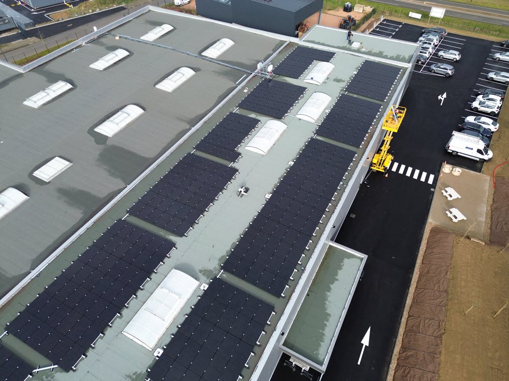 découvrez comment les hangars peuvent être reconvertis en centrales photovoltaïques pour produire de l'énergie renouvelable. explorez les avantages écologiques et économiques de cette transformation durable.