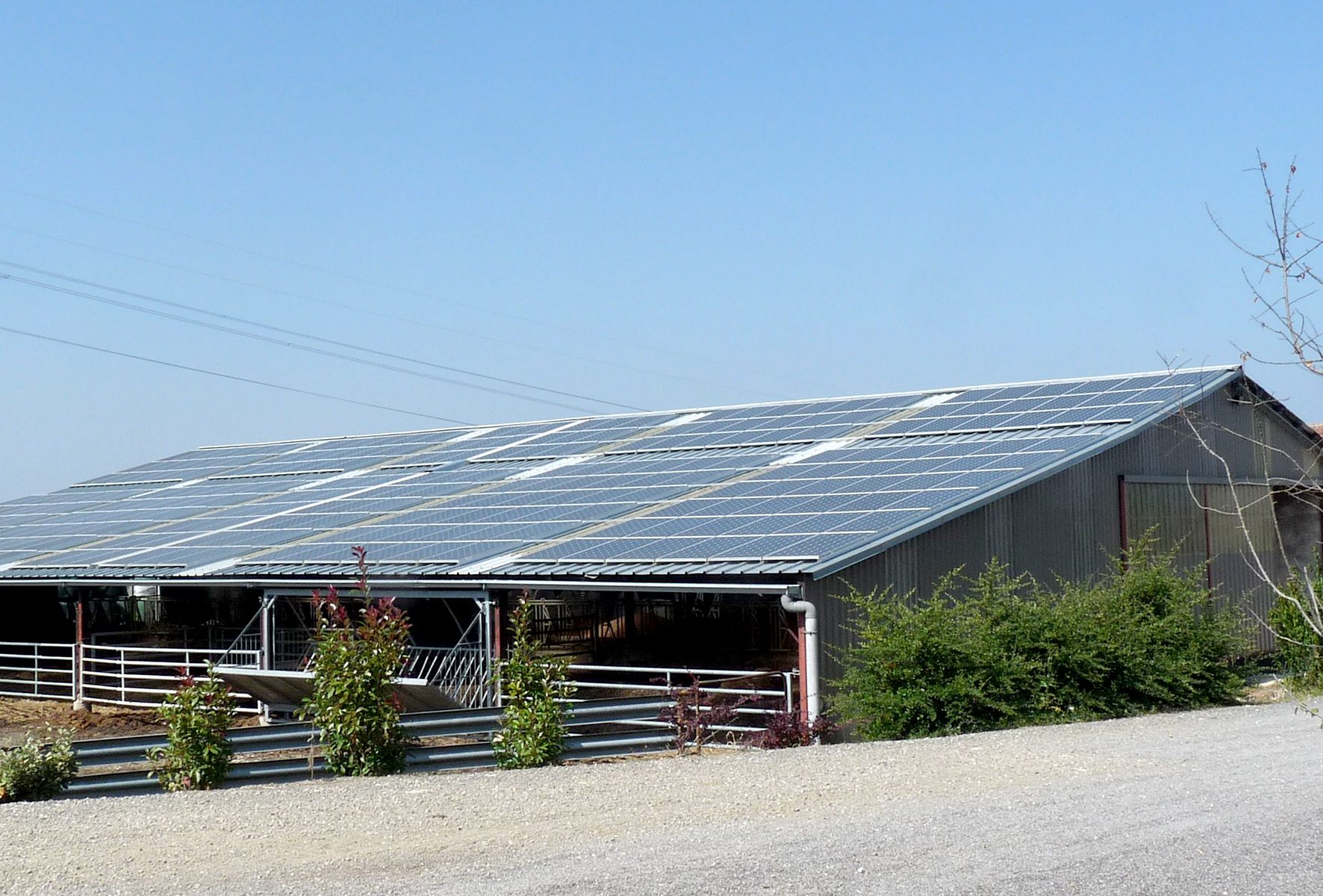 découvrez les réglementations essentielles encadrant l'installation de hangars photovoltaïques en france. informez-vous sur les normes de sécurité, les obligations légales et les aides financières disponibles pour optimiser votre projet énergétique tout en respectant la législation en vigueur.