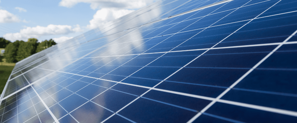 découvrez tout ce qu'il faut savoir sur le rendement des panneaux solaires : facteurs influençant l'efficacité, comparaisons entre différents modèles et conseils pour optimiser votre installation afin de maximiser votre production d'énergie renouvelable.