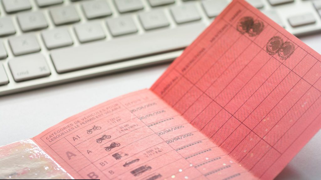 découvrez tout ce qu'il faut savoir sur le renouvellement de votre permis de conduire : démarches, documents nécessaires et conseils pratiques pour faciliter votre procédure. ne laissez pas l'échéance vous surprendre !