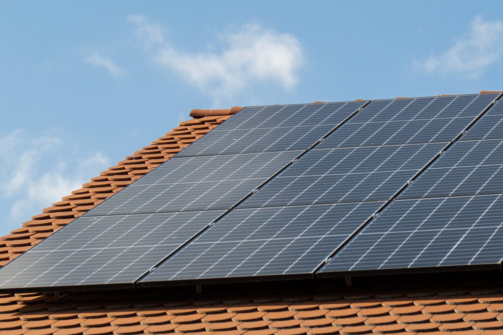 découvrez comment maximiser la rentabilité de votre investissement dans l'énergie solaire. explorez les avantages économiques, les aides disponibles et des conseils pratiques pour rentabiliser votre installation photovoltaïque.