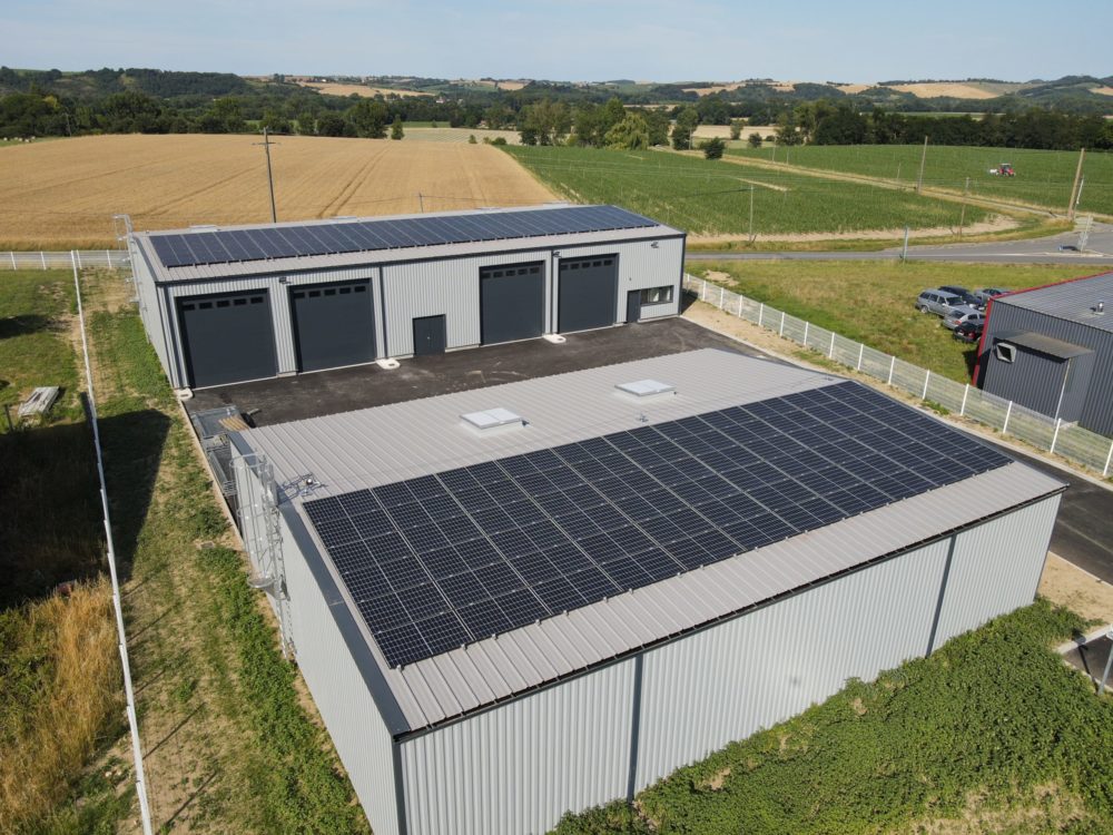 découvrez le roi hangar photovoltaïque, votre solution idéale pour optimiser l'énergie solaire et réduire vos factures d'électricité. explorez nos hangars innovants alliant design et performance, conçus pour maximiser la production d'énergie renouvelable tout en s'adaptant à vos besoins. profitez d'une installation fiable et durable pour un avenir énergétique plus vert.