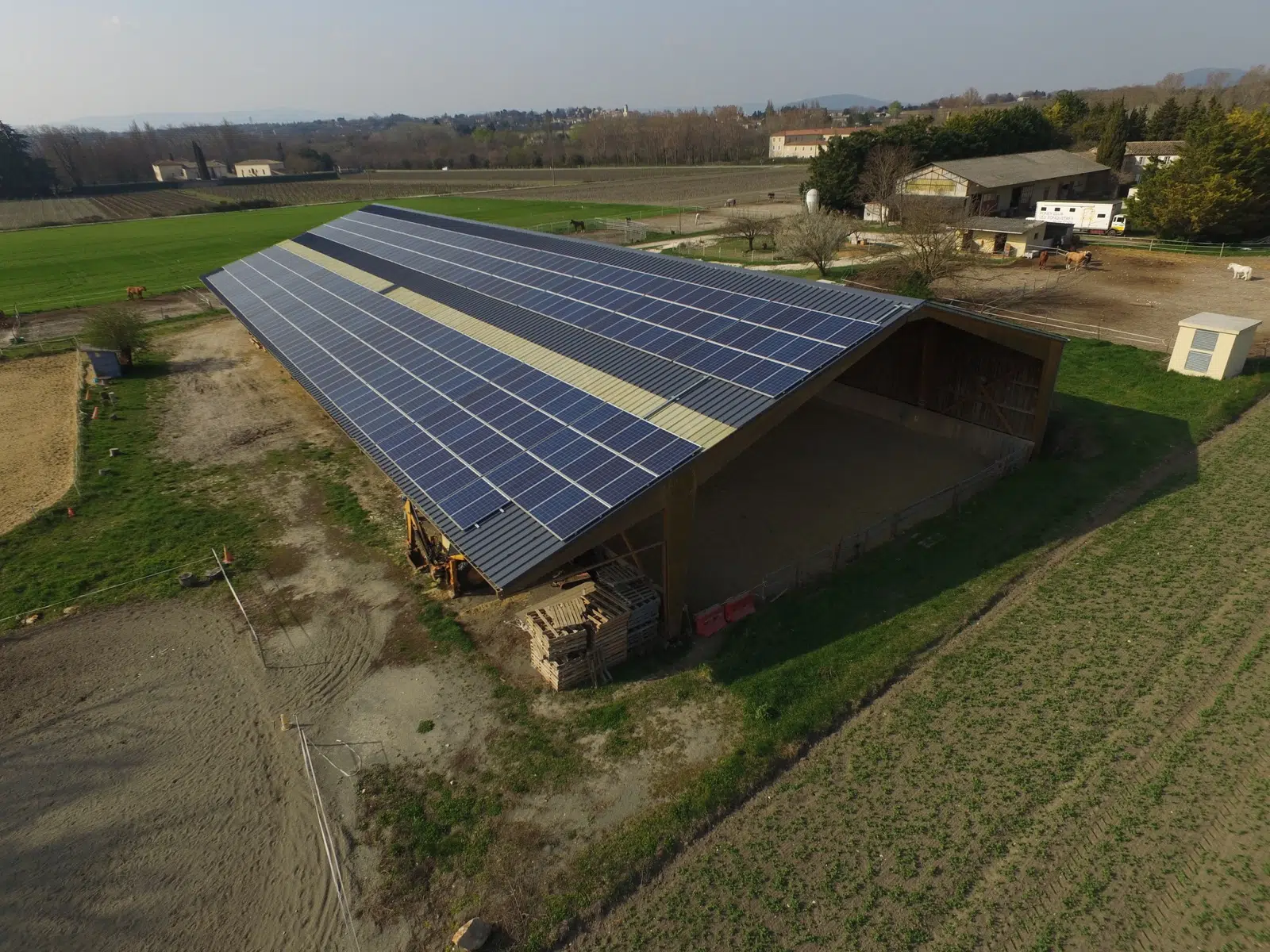 découvrez nos solutions innovantes pour la sécurisation des hangars photovoltaïques. protégez votre installation solaire contre le vol et les dommages tout en garantissant une performance optimale. informez-vous sur les meilleures pratiques et technologies pour assurer la durabilité de vos panneaux solaires.