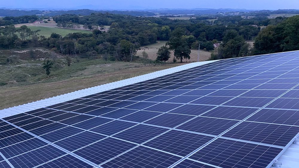 découvrez nos solutions photovoltaïques conçues spécialement pour les fermes, alliant efficacité énergétique et durabilité. optimisez votre production agricole tout en réduisant vos coûts d'électricité grâce à des systèmes solaires adaptés à vos besoins.