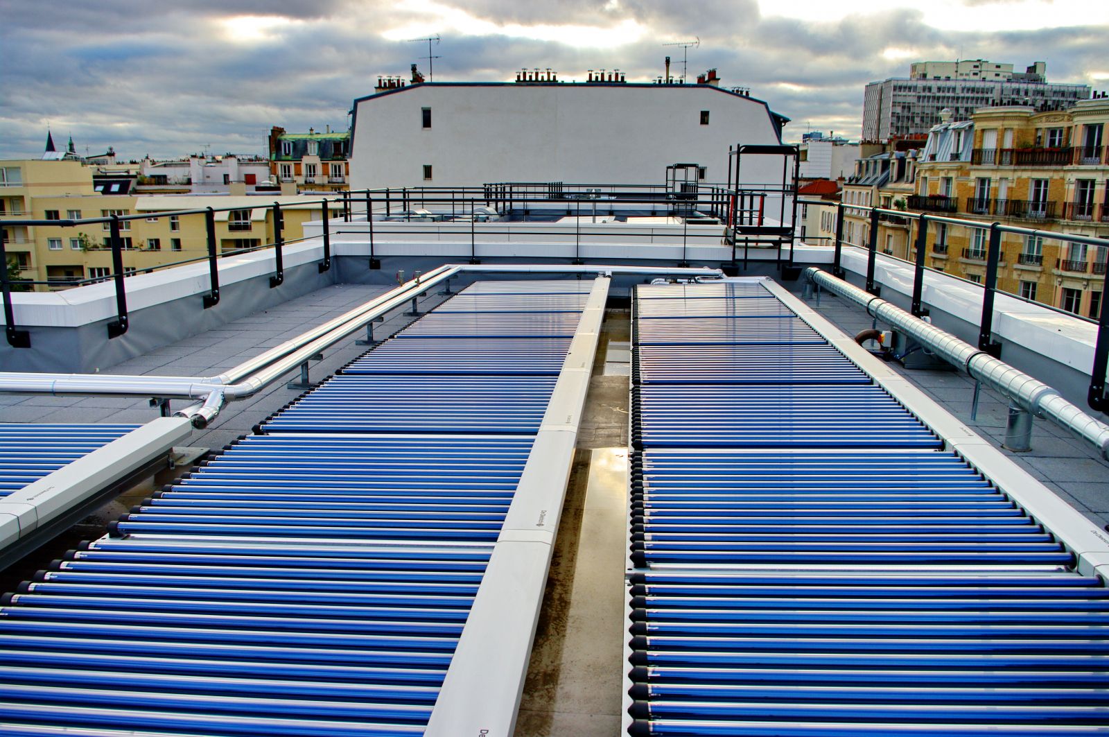 découvrez les techniques innovantes d'architecture solaire qui maximisent l'efficacité énergétique et intègrent harmonieusement le soleil dans vos projets de construction. apprenez comment ces méthodes durables transforment l'habitat en alliant design et respect de l'environnement.
