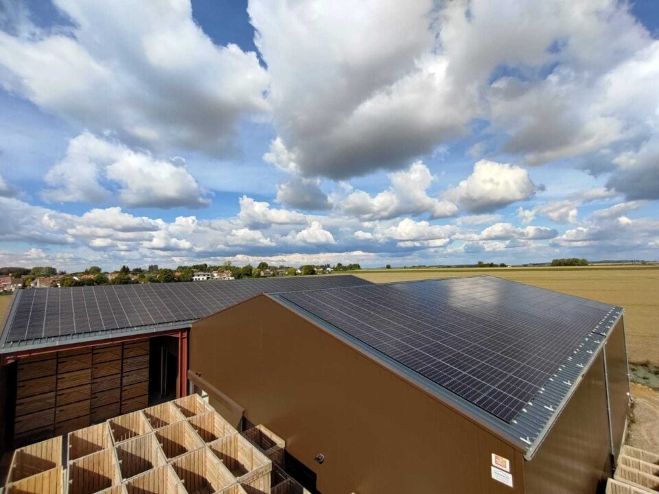 assurez la sécurité de vos hangars photovoltaïques grâce à notre service de télésurveillance fiable et performant. protégez vos installations contre les intrusions et optimisez la gestion de votre énergie renouvelable avec une surveillance en temps réel.