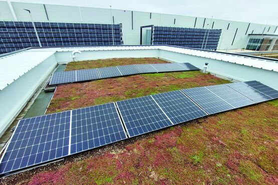 découvrez les avantages d'une toiture verte combinée à des panneaux solaires : une solution écologique qui améliore l'isolation de votre maison tout en produisant de l'énergie renouvelable. transformez votre toiture en un espace durable et contribuez à la protection de l'environnement.