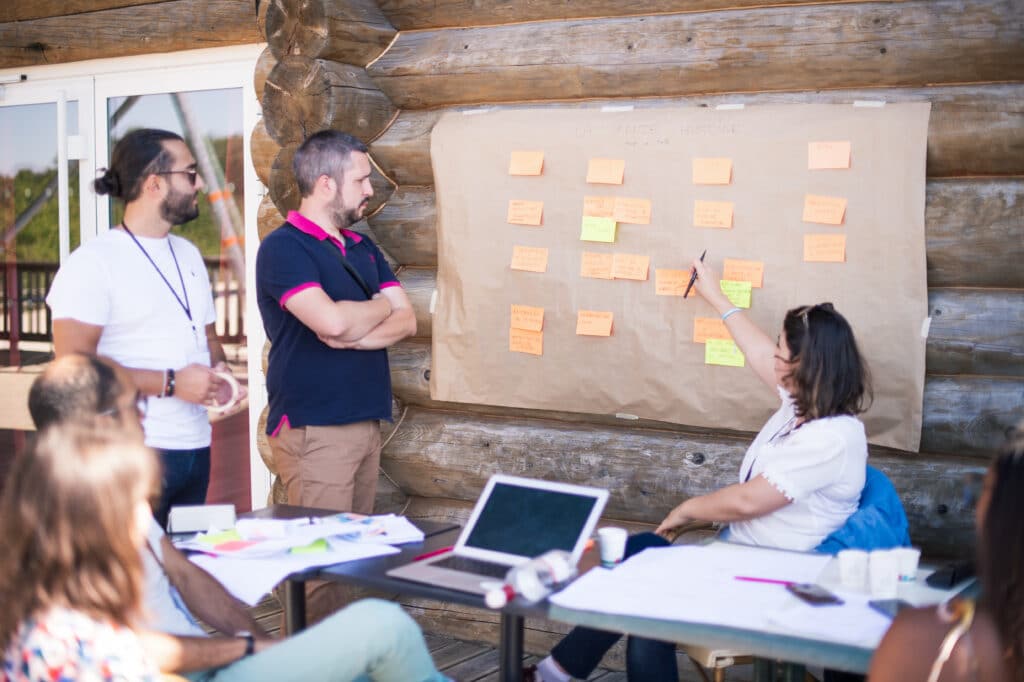 découvrez l'importance du travail collaboratif dans les équipes modernes. apprenez comment favoriser la communication, l'échange d'idées et l'efficacité collective pour atteindre des objectifs communs.