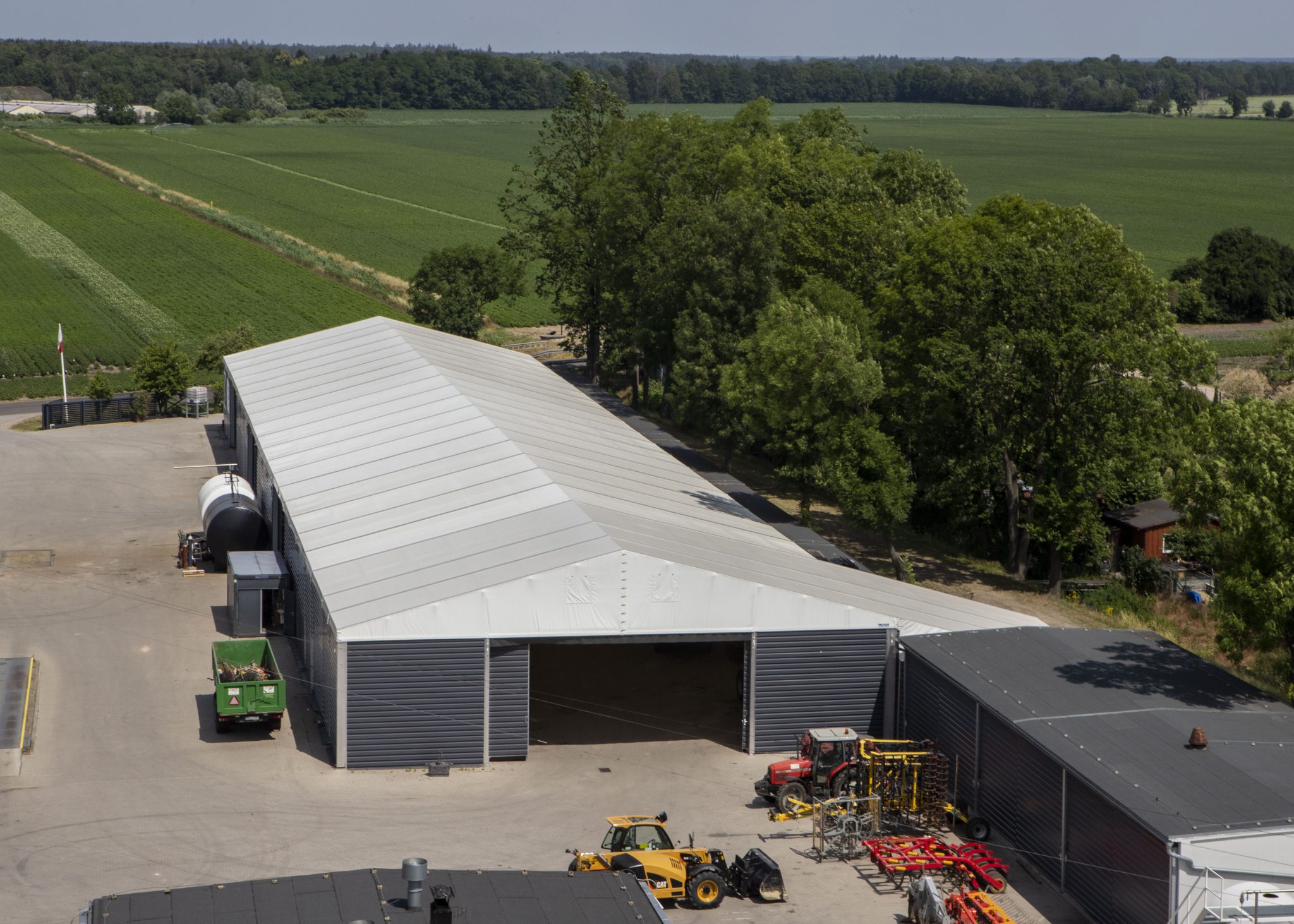 découvrez comment utiliser un hangar de manière efficace pour le stockage, l'organisation et la gestion de vos biens. apprenez des astuces pratiques pour maximiser l'espace et optimiser l'utilisation de votre hangar en toute simplicité.