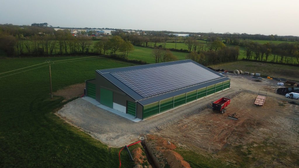 découvrez les coulisses d'un hangar photovoltaïque lors de notre visite guidée. apprenez-en plus sur la production d'énergie renouvelable et l'impact des panneaux solaires sur l'environnement. une expérience informative pour tous les passionnés d'écologie et d'innovation.
