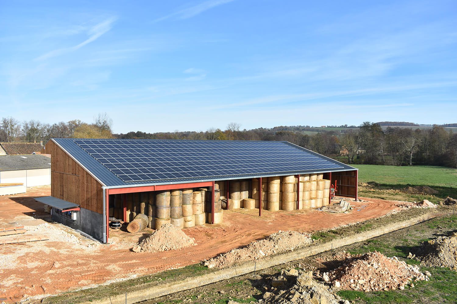 découvrez comment les bâtiments agricoles photovoltaïques transforment l'agriculture en intégrant des solutions d'énergie renouvelable. optimisez votre production tout en respectant l'environnement grâce à des structures adaptées et durables.