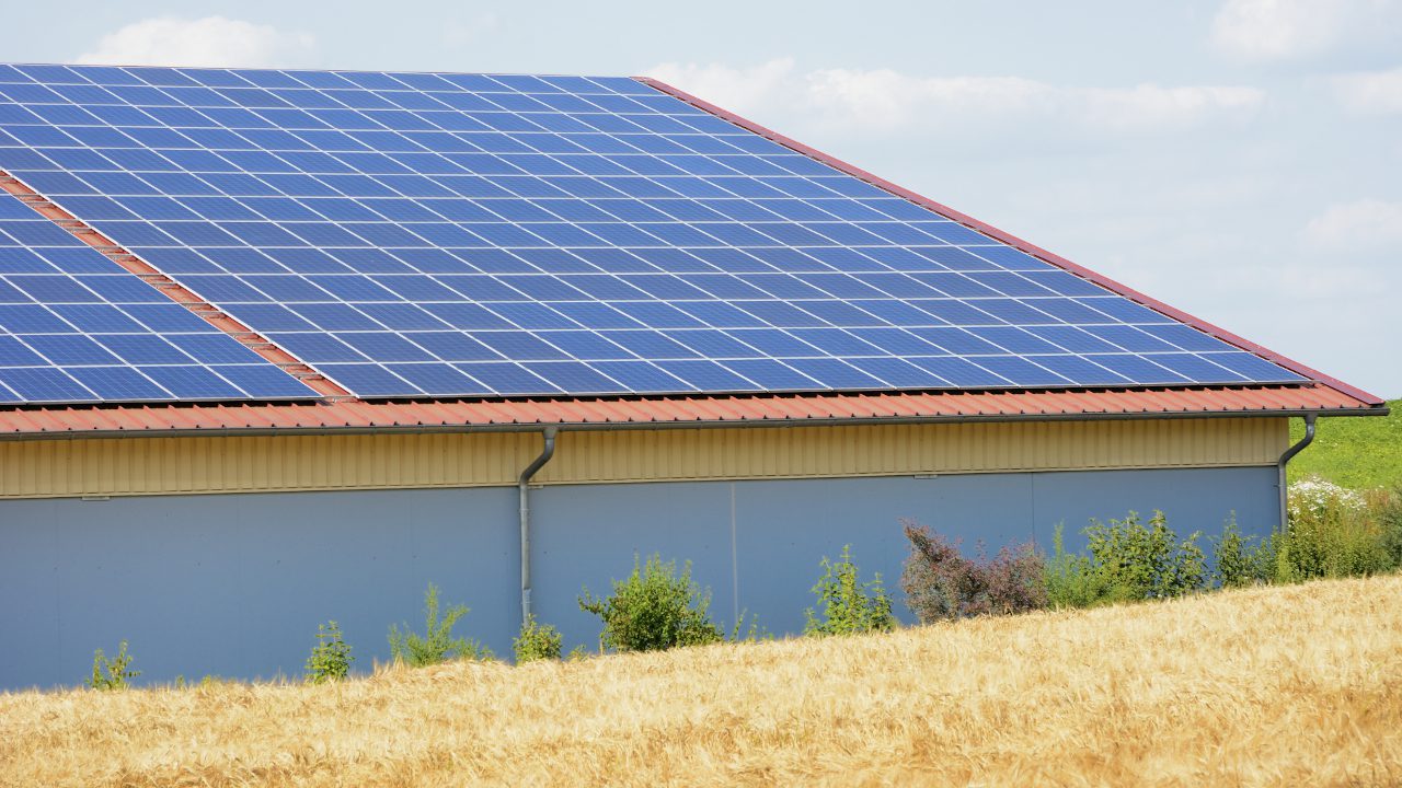 découvrez comment les collectivités locales maximisent leur indépendance énergétique grâce aux hangars photovoltaïques. explorez les avantages environnementaux et économiques de cette solution innovante pour les espaces publics et privés.