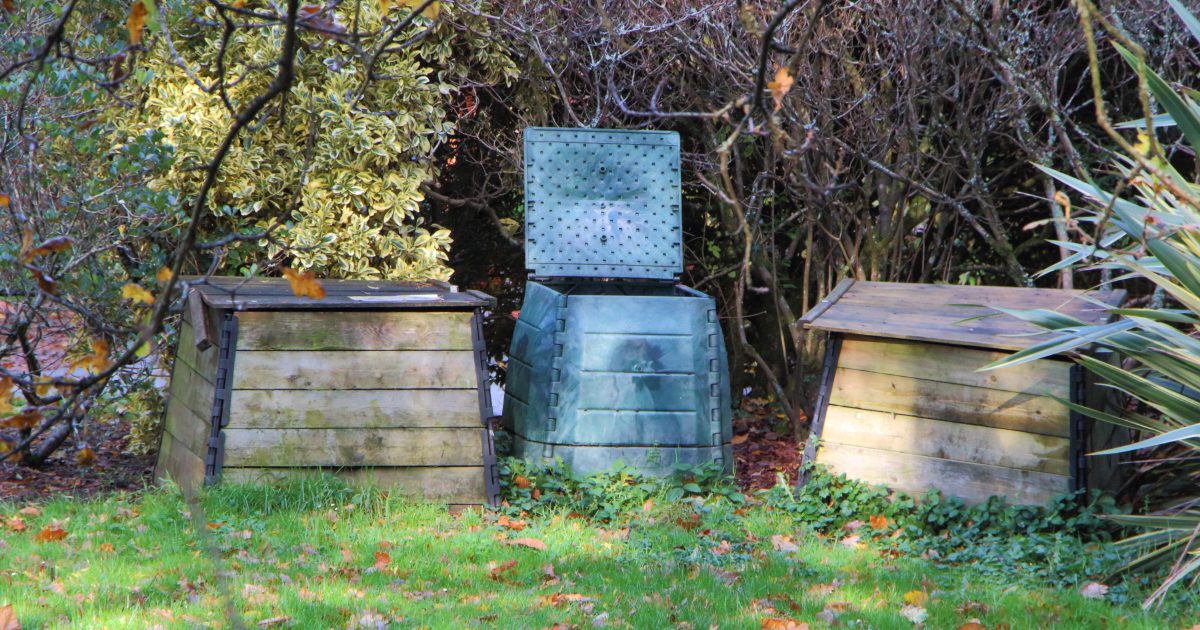 découvrez les avantages du compostage à domicile : transformez vos déchets organiques en un enrichisseur naturel pour votre jardin. apprenez les techniques simples pour réussir votre compost et contribuer à la réduction des déchets tout en nourrissant vos plantes.