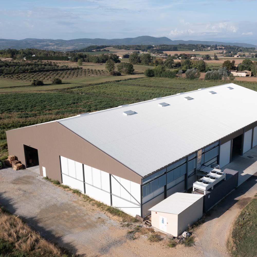 découvrez nos services spécialisés dans la construction de bâtiments agricoles. nous offrons des solutions adaptées à vos besoins pour optimiser vos espaces de travail tout en respectant les normes environnementales et de sécurité.