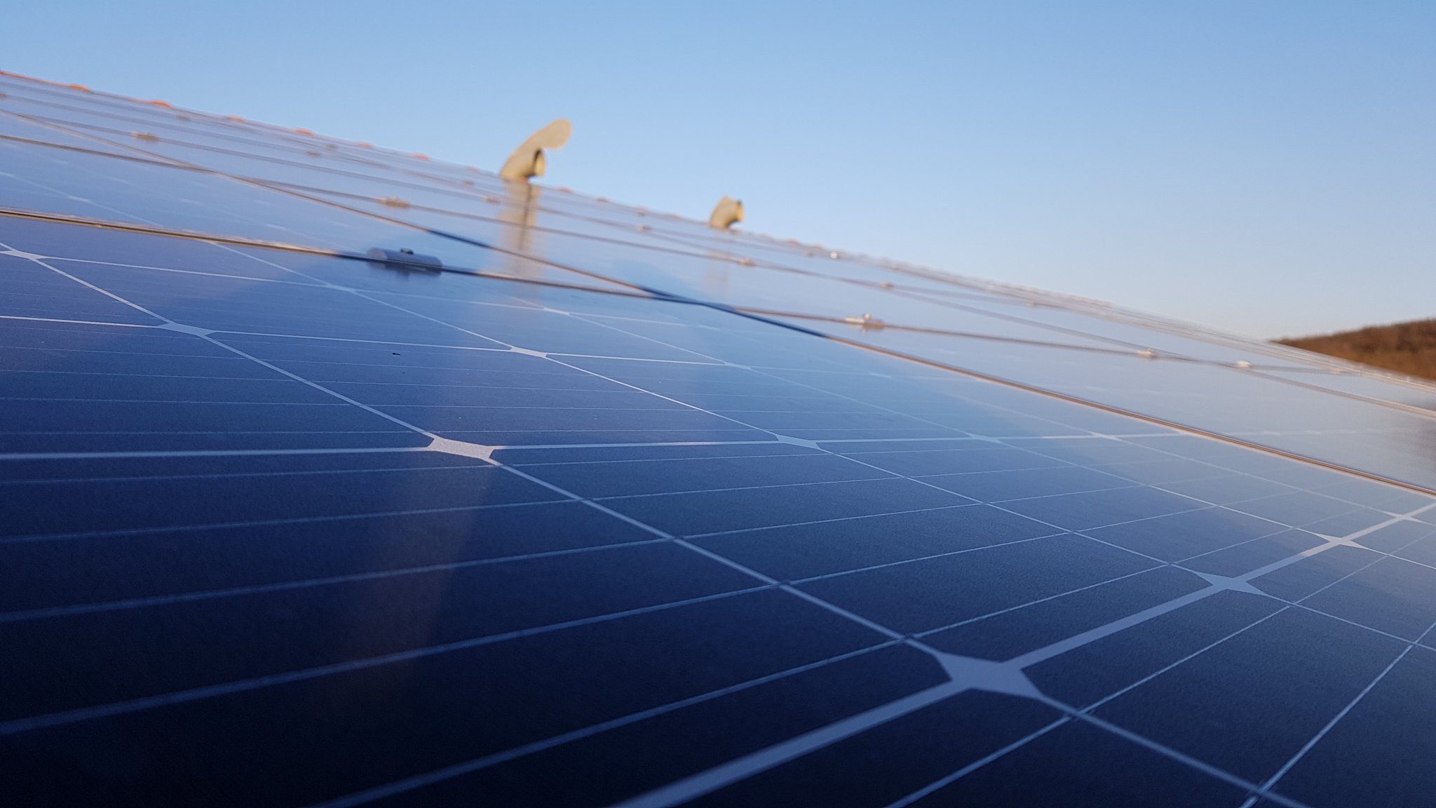 découvrez comment les coopératives photovoltaïques transforment l'énergie solaire en solution durable et collective, en permettant aux particuliers et aux entreprises de profiter des avantages de l'énergie renouvelable tout en soutenant les initiatives locales.