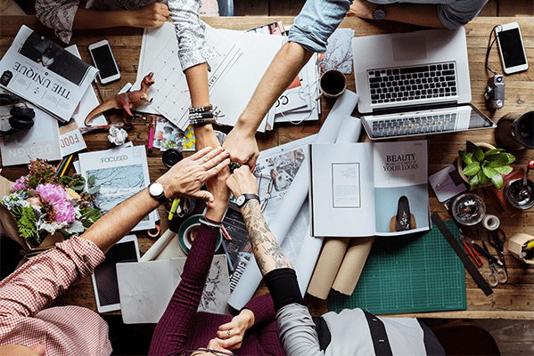 découvrez les avantages d'un environnement collaboratif pour favoriser l'innovation, améliorer la communication et renforcer la productivité au sein de votre équipe. explorez des outils et des stratégies efficaces pour créer un espace de travail dynamique et inclusif.