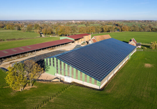 découvrez notre expertise en évaluation des hangars photovoltaïques. optimisez l'installation de panneaux solaires sur vos structures de stockage et maximisez votre production d'énergie renouvelable tout en réduisant votre empreinte carbone.