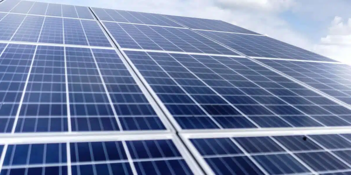 découvrez notre guide complet sur l'installation de panneaux photovoltaïques. apprenez les étapes essentielles, les conseils pratiques, et tout ce qu'il faut savoir pour optimiser votre transition vers l'énergie solaire. économisez de l'argent et réduisez votre empreinte carbone grâce à cette installation écologique.