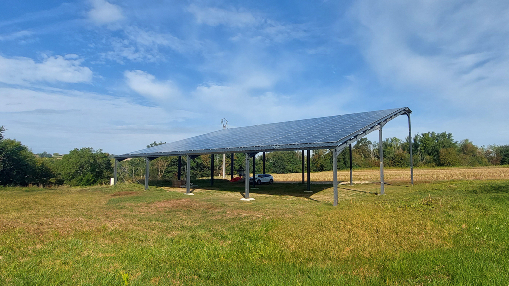 découvrez nos hangars agricoles photovoltaïques, une solution innovante alliant efficacité énergétique et optimisation de vos espaces de stockage. profitez d'une installation durable qui contribue à la transition énergétique tout en protégeant vos cultures et équipements.