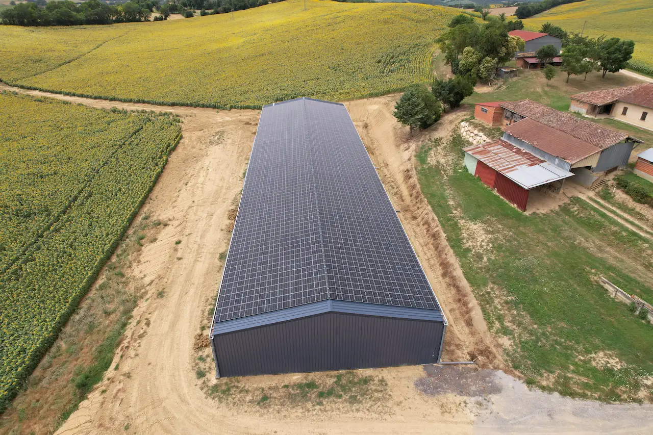 découvrez les avantages d'un hangar agricole photovoltaïque : une solution durable pour produire de l'énergie renouvelable tout en optimisant vos espaces de stockage. profitez d'une installation adaptée à vos besoins agricoles et contribuez à la transition énergétique.