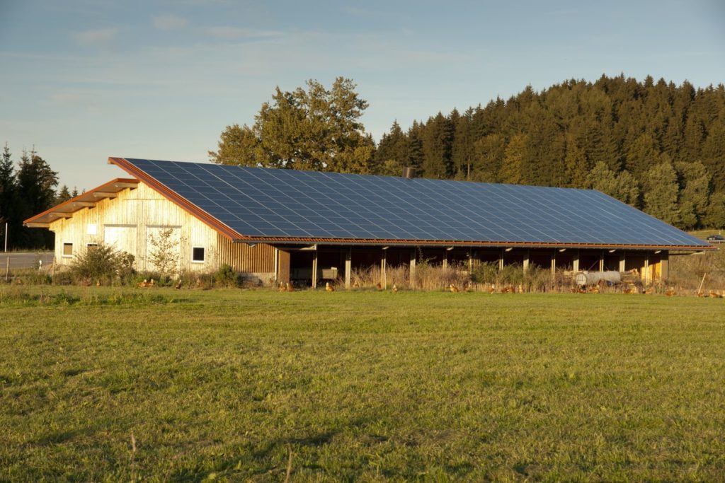 découvrez comment un hangar agricole photovoltaïque peut transformer votre exploitation en une source d'énergie durable. maximisez l'espace tout en produisant de l'électricité verte pour vos besoins agricoles.