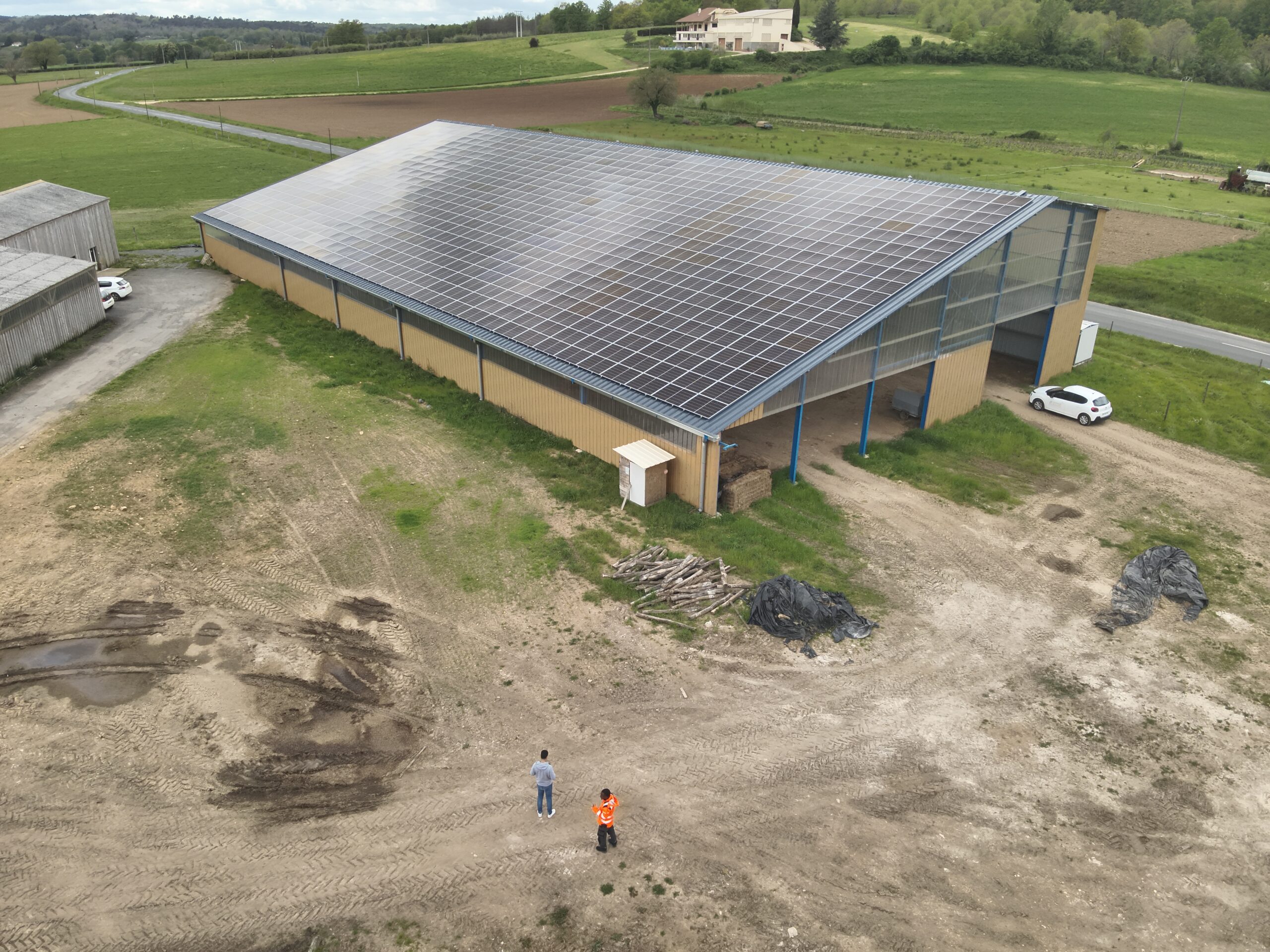découvrez les avantages d'un hangar agricole photovoltaïque, une solution innovante pour optimiser votre production tout en réduisant votre empreinte carbone. investissez dans l'énergie solaire et valorisez votre espace agricole avec une installation durable et rentable.