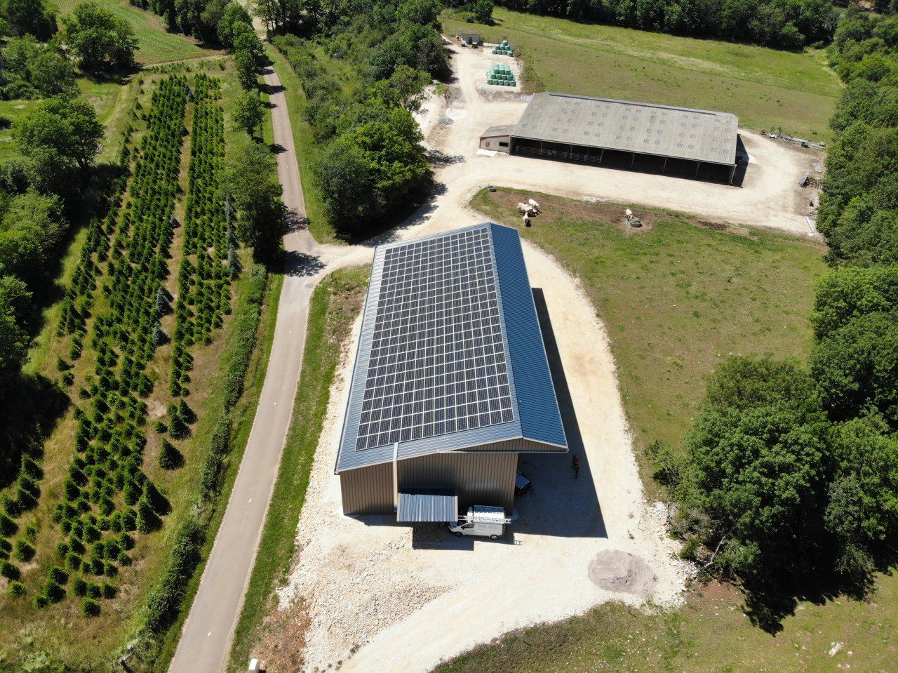 découvrez comment un hangar agricole photovoltaïque peut transformer votre exploitation en assurant une autonomie énergétique. explorez les avantages de l'énergie solaire pour optimiser vos coûts et soutenir une agriculture durable.