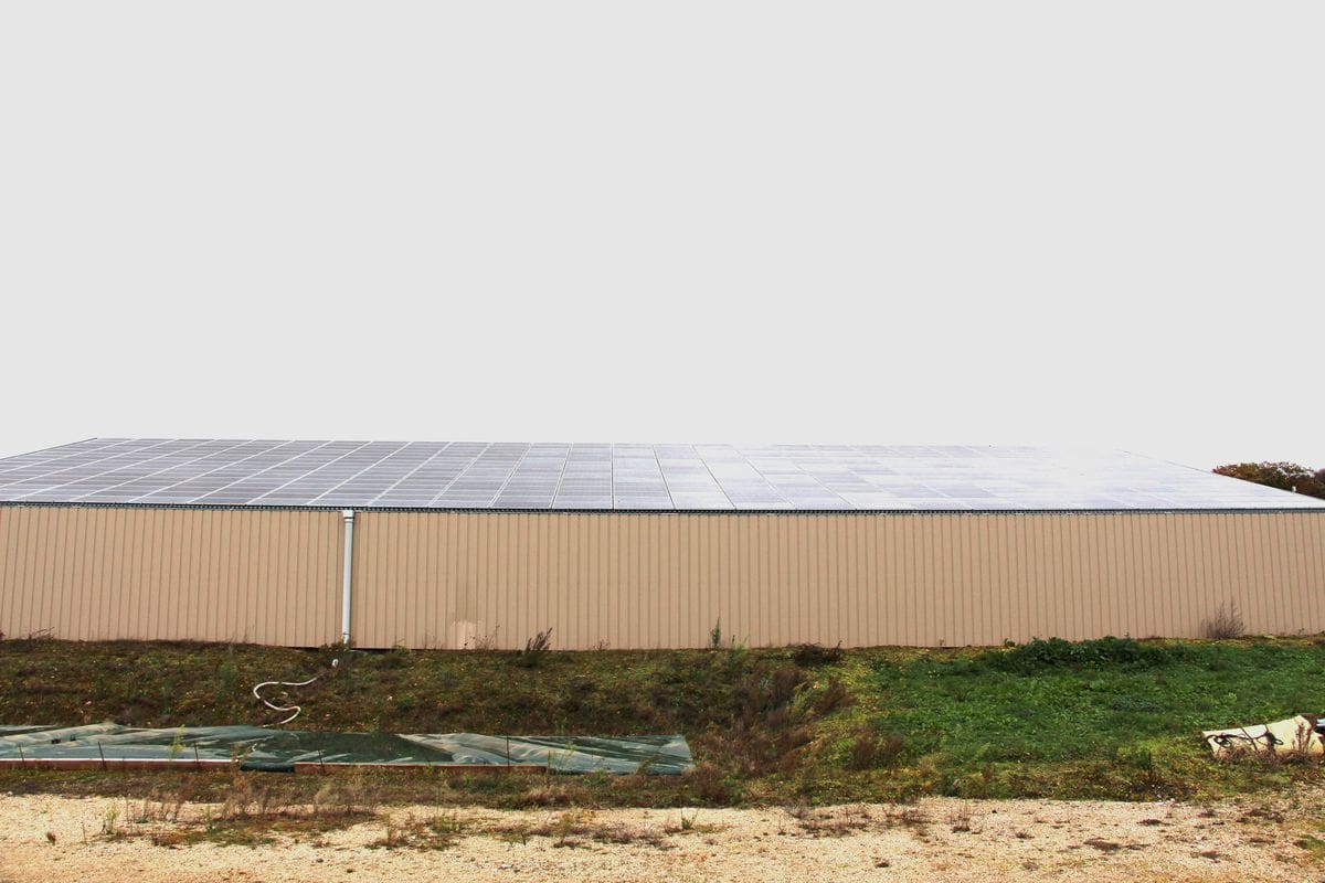 découvrez comment un hangar agricole photovoltaïque peut transformer votre exploitation en une source de revenus durable. explorez les avantages d'investir dans des panneaux solaires pour optimiser votre production tout en réduisant votre empreinte carbone.