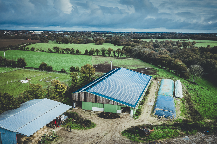 découvrez comment un hangar agricole photovoltaïque peut transformer votre exploitation en une source de revenus durable. maximisez vos profits tout en contribuant à la transition énergétique grâce à nos solutions adaptées aux besoins des agriculteurs.