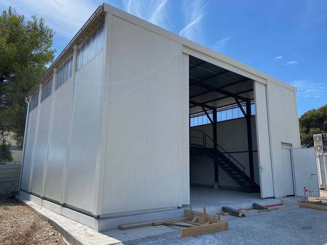 découvrez un hangar particulier spacieux et polyvalent, idéal pour le stockage, l'atelier ou vos projets personnels. profitez d'un espace sécurisé et adaptable, conçu pour répondre à tous vos besoins.