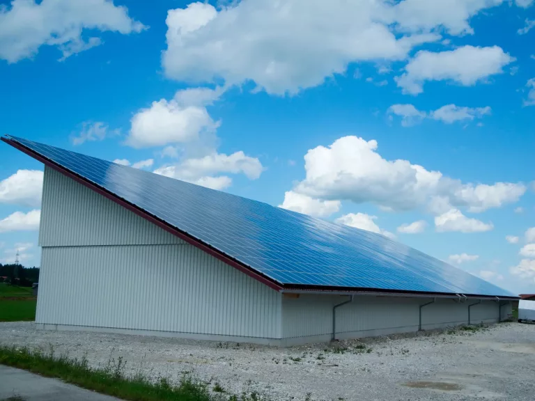 découvrez comment les hangars photovoltaïques peuvent transformer l'agriculture en permettant aux agriculteurs de produire leur propre énergie renouvelable. optimisez votre exploitation tout en réduisant vos coûts énergétiques grâce à des solutions durables et rentables.