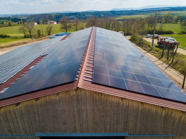 découvrez nos hangars agricoles photovoltaïques, alliant performance énergétique et optimisation de l'espace. réduisez vos coûts d'électricité tout en protégeant vos cultures grâce à une solution durable et innovante. optez pour l'avenir de l'agriculture avec des structures qui respectent l'environnement tout en générant des revenus supplémentaires.