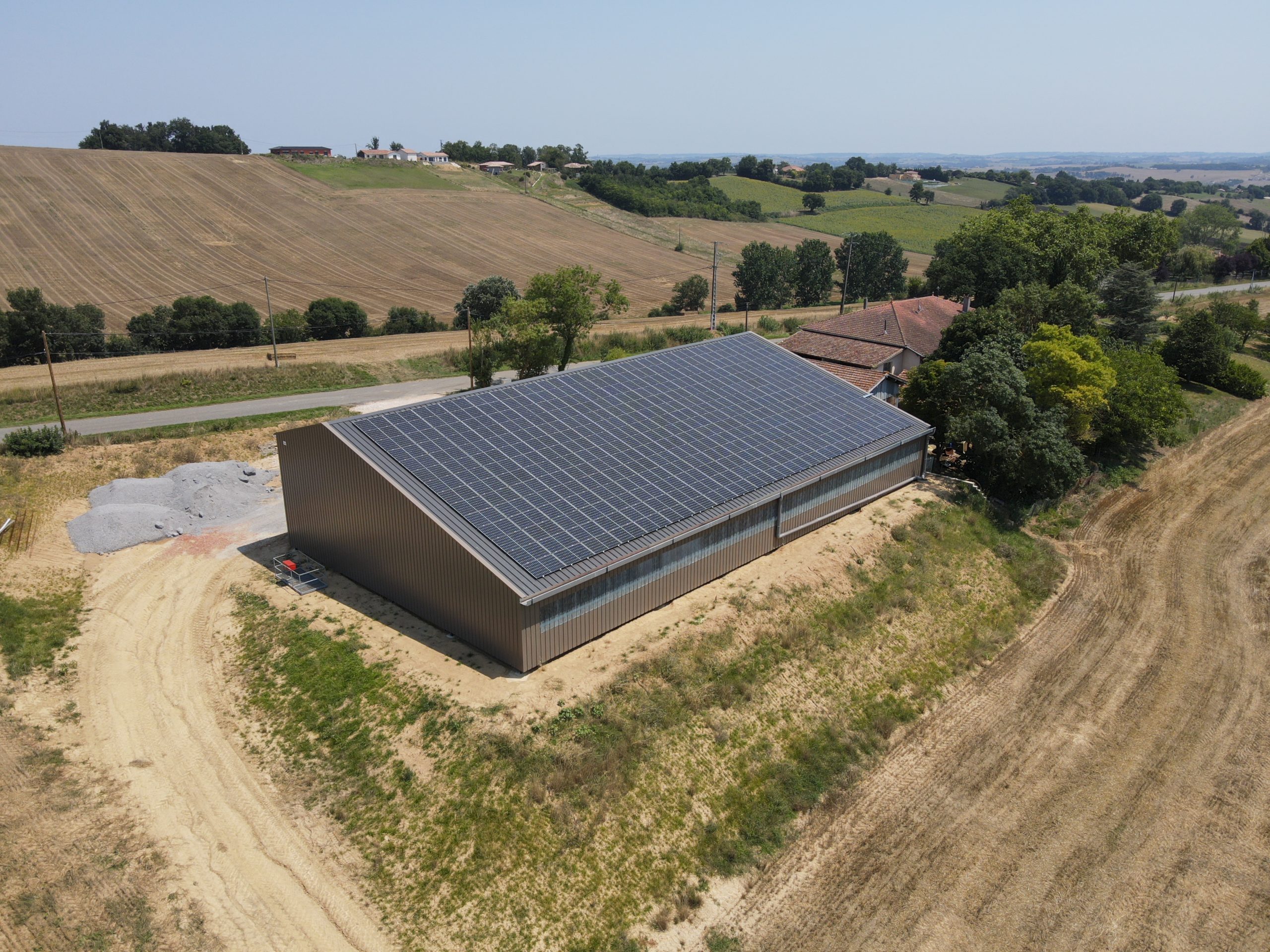 découvrez comment les hangars agricoles photovoltaïques transforment l'agriculture durable en combinant espace de stockage et production d'énergie renouvelable. optez pour une solution efficace et respectueuse de l'environnement pour optimiser vos exploitations agricoles.