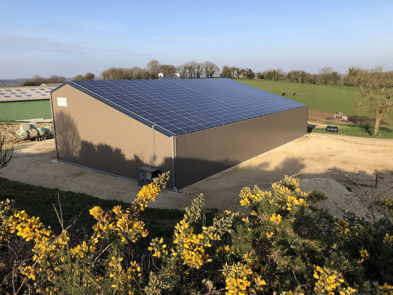 découvrez nos hangars agricoles photovoltaïques, la solution idéale pour allier production d'énergie renouvelable et stockage de matériel. optimisez vos espaces tout en réduisant votre empreinte carbone grâce à des structures modernes et durables.