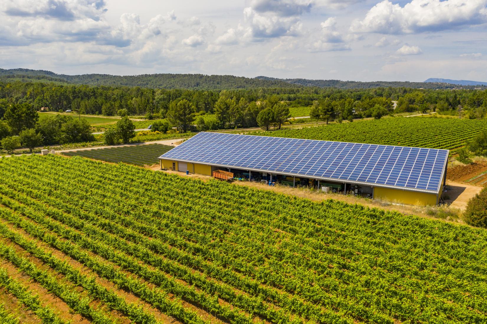découvrez les avantages des hangars photovoltaïques : une solution innovante pour produire de l'énergie renouvelable tout en optimisant vos espaces de stockage. transformez votre toiture en centrale solaire et réduisez vos factures d'électricité.