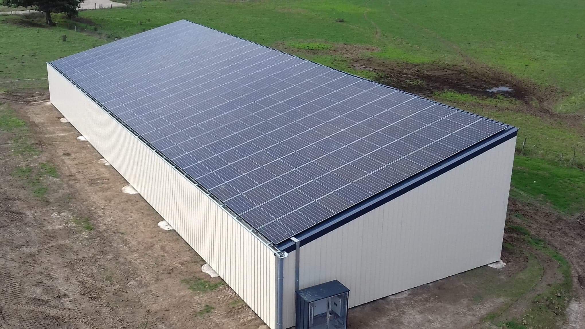 découvrez les hangars photovoltaïques, une solution innovante alliant espace de stockage et production d'énergie verte. optimisez vos surfaces tout en réduisant votre empreinte carbone grâce à des installations solaires performantes, adaptées à vos besoins. investissez dans un avenir durable avec les hangars équipés de panneaux solaires.