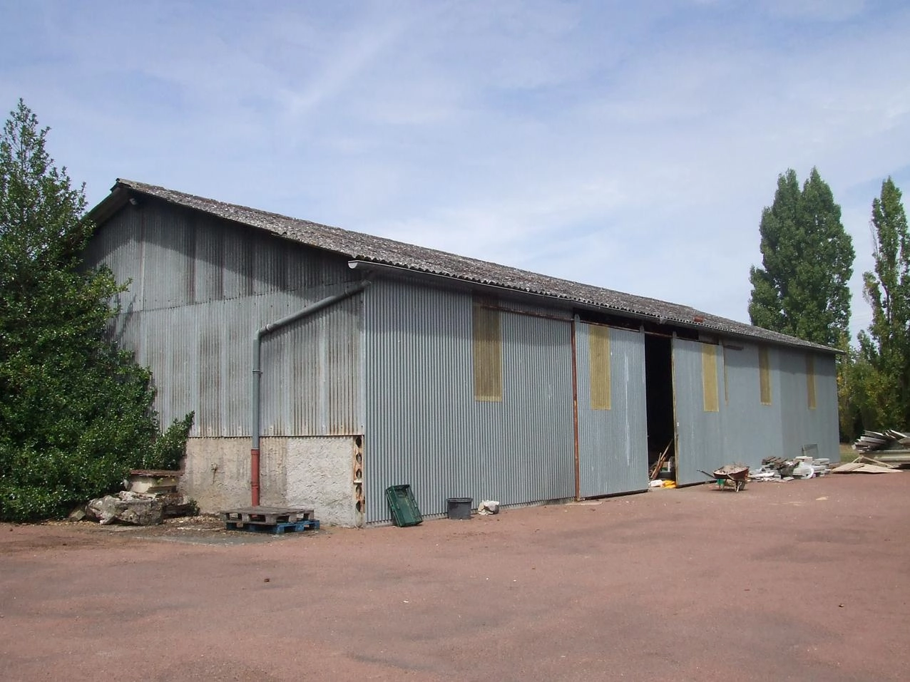 découvrez notre service de location de hangar agricole, idéal pour stocker vos équipements et produits. bénéficiez d'un espace adapté à vos besoins avec des conditions flexibles et un emplacement stratégique pour optimiser votre activité agricole.