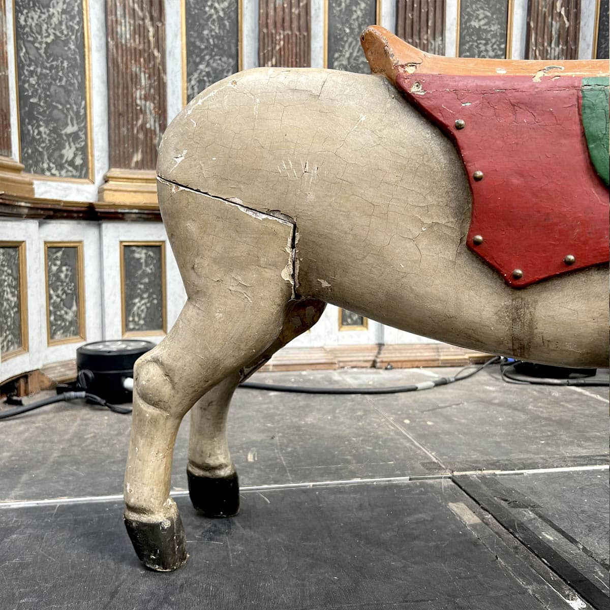 découvrez notre manège équestre en bois, un espace idéal pour les passionnés d'équitation. conçu avec des matériaux durables et respectueux de l'environnement, ce manège offre une ambiance chaleureuse pour le dressage et les promenades à cheval. profitez de la beauté naturelle du bois tout en offrant à vos chevaux un cadre confortable et sécurisé.