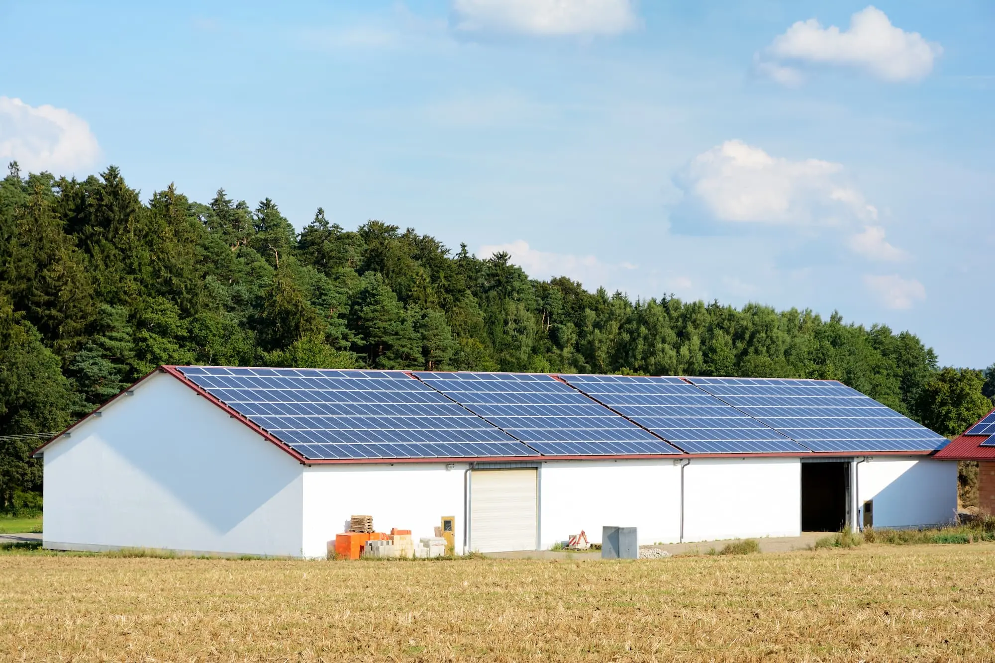découvrez comment l'orientation du toit d'un hangar peut optimiser l'installation de panneaux photovoltaïques, maximisant ainsi la production d'énergie renouvelable. apprenez les meilleures pratiques pour une performance énergétique optimale et une contribution durable à l'environnement.