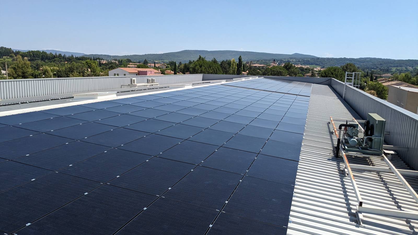 découvrez les avantages des panneaux solaires pour hangars. optimisez votre espace de stockage en produisant votre propre énergie renouvelable et réduisez vos coûts d'électricité. explorez nos solutions adaptées aux hangars agricoles, industriels et commerciaux.