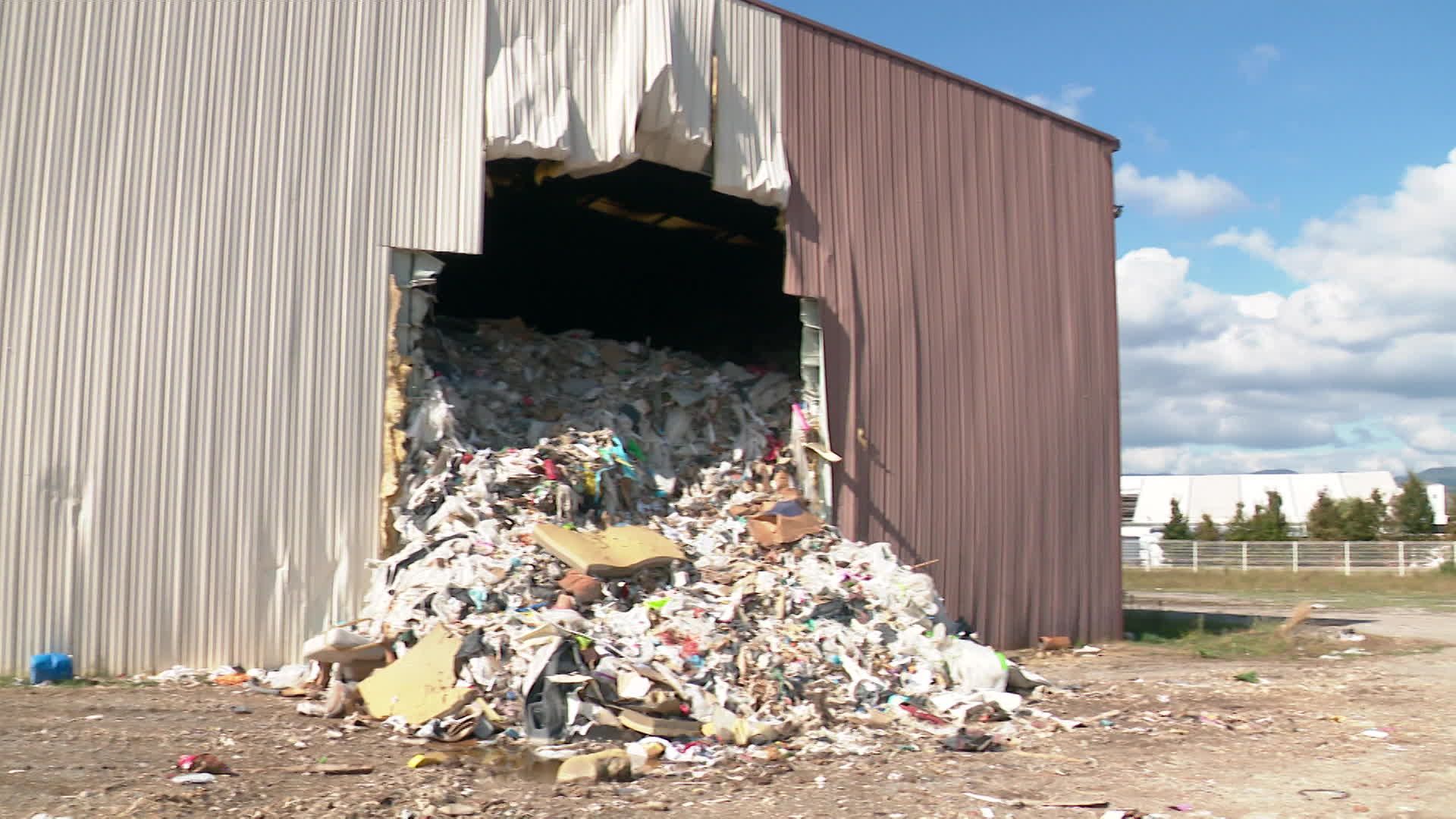 découvrez les enjeux de la pollution dans les hangars : impacts environnementaux, réglementations et solutions durables pour un secteur plus responsable.