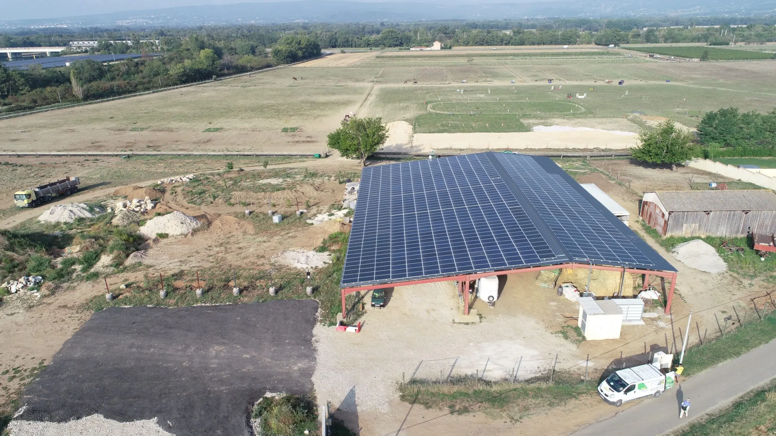 découvrez nos projets innovants de hangars photovoltaïques, combinant efficacité énergétique et durabilité. optimisez vos espaces tout en contribuant à la transition énergétique avec des solutions sur mesure adaptées à vos besoins.
